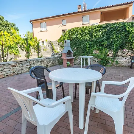 Leonardo Apartment *