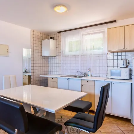 Leonardo Apartment *